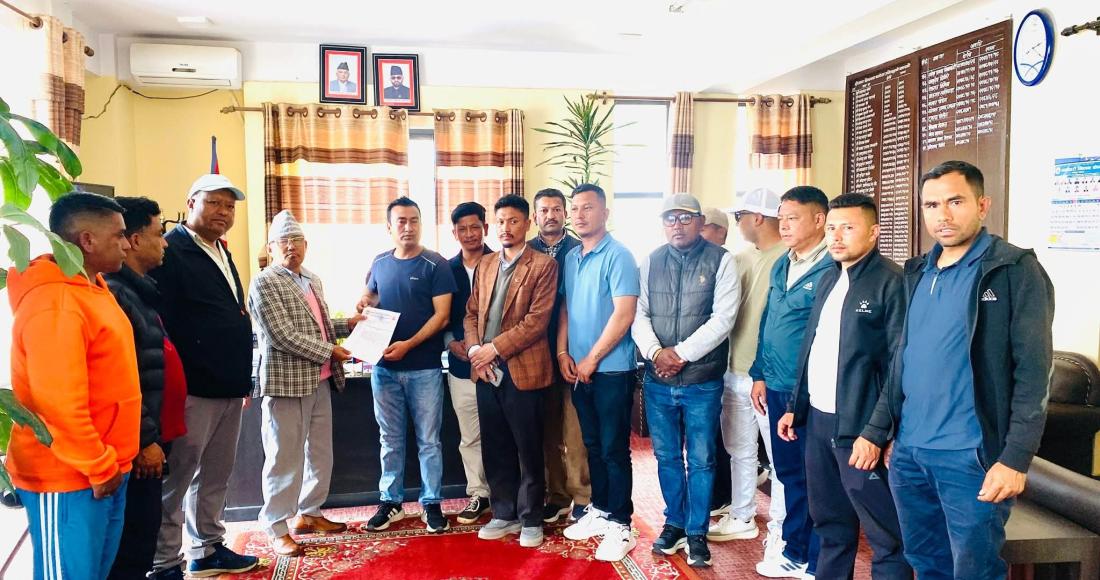 दोलखाका निर्माण व्यवसायीले बुझाए सिडिओलाई ज्ञापनपत्र: मूल्यवृद्धि नघटे काम ठप्प पार्ने चेतावनी