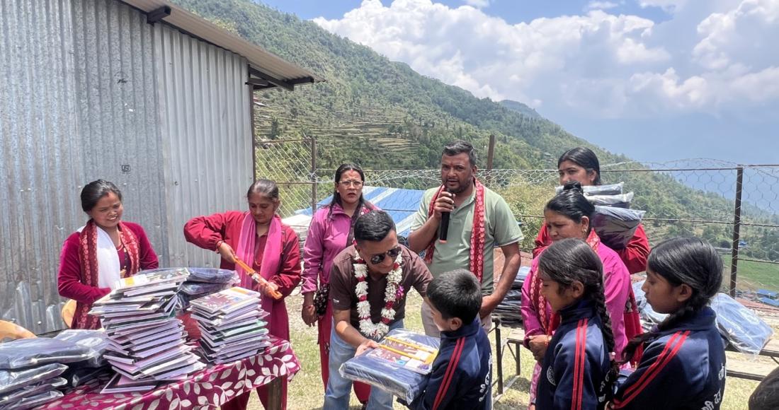 लापिलाङको देउराली प्राविका विद्यार्थीलाई शैक्षिक सामग्री वितरण, थामी समुदायका बालबालिका लाभान्वित
