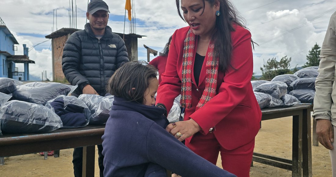 दाजुको स्मृति दिवसमा चुनु केसीले १०० विद्यार्थीलाई हुडी बाँडिन्