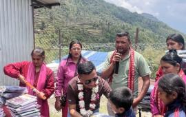 लापिलाङको देउराली प्राविका विद्यार्थीलाई शैक्षिक सामग्री वितरण, थामी समुदायका बालबालिका लाभान्वित