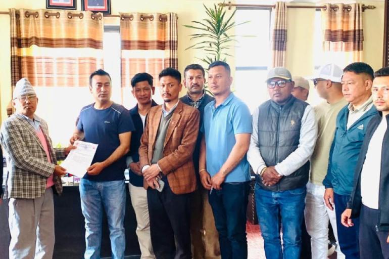 दोलखाका निर्माण व्यवसायीले बुझाए सिडिओलाई ज्ञापनपत्र: मूल्यवृद्धि नघटे काम ठप्प पार्ने चेतावनी