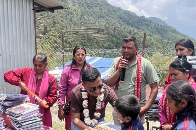 लापिलाङको देउराली प्राविका विद्यार्थीलाई शैक्षिक सामग्री वितरण, थामी समुदायका बालबालिका लाभान्वित