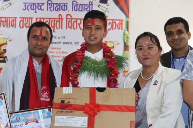४ जीपीए ल्याउने सकिललाई गाउँपालिकाको सम्मान, नगदसहित ल्यापटप प्रदान