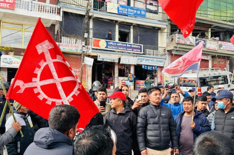 दोलखामा एमालेको सडक प्रदर्शन, ओलीको रिहाइ माग्दै दबाब